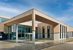 Hermeta Gevelbouw Sportcentrum Valkenhuizen Arnhem transparante gevel uitdagend schuine belijning