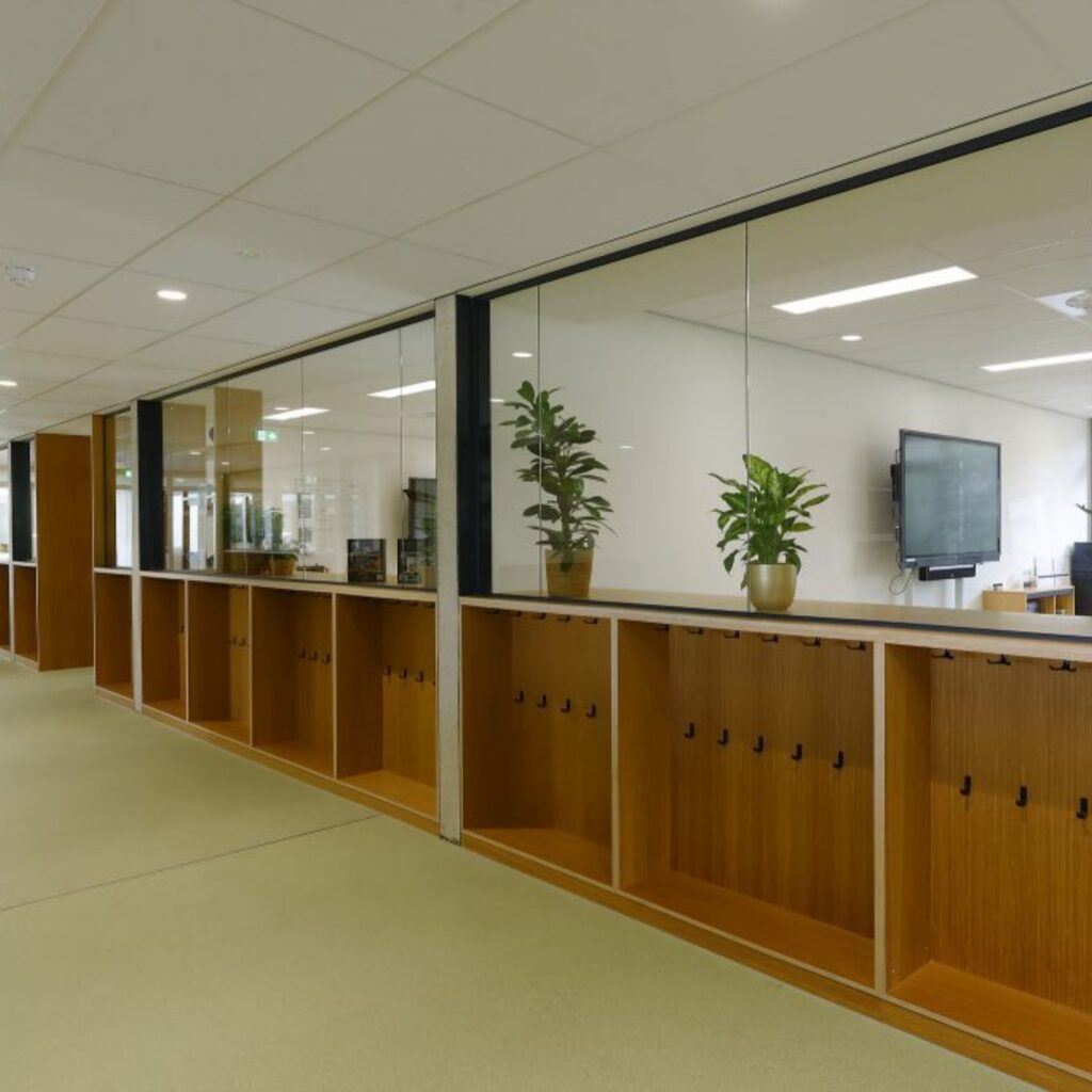 Vacature meewerkend voorman montage interieurbouw - voorbeeld project school garderobe