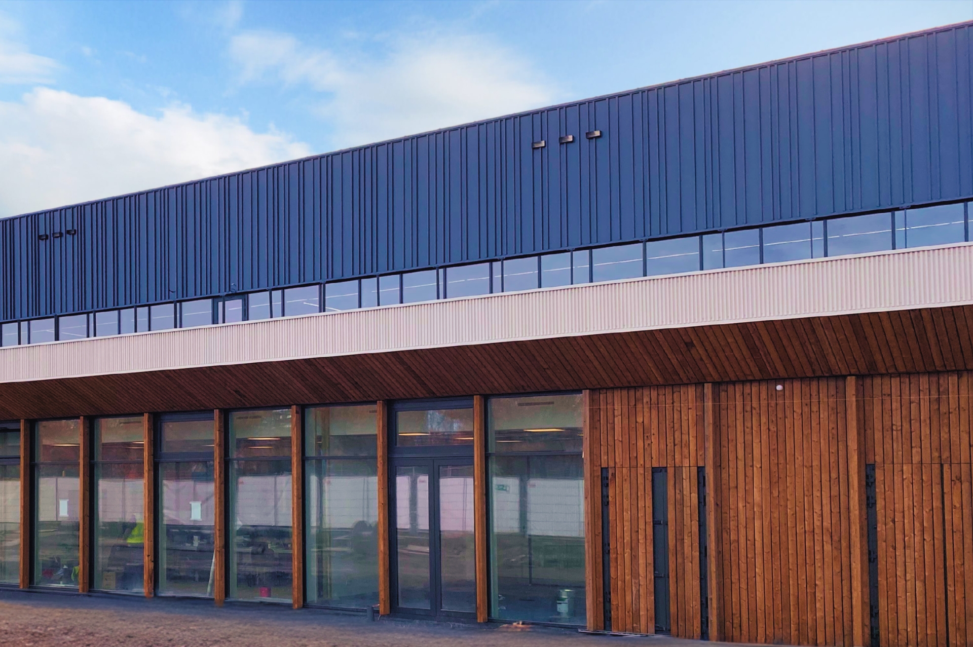 Stevige aluminium vliesgevels met hout zorgen voor organisch karakter - USC Leiden
