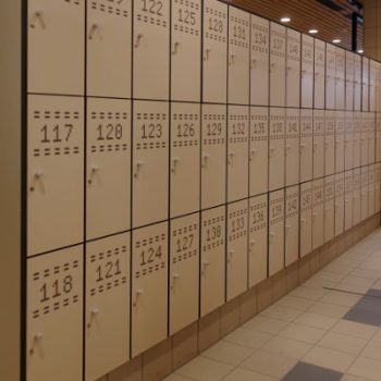 Designs door Hugo Kaagman bij deuren Noorderparkbad op Hermeta cabines en lockers